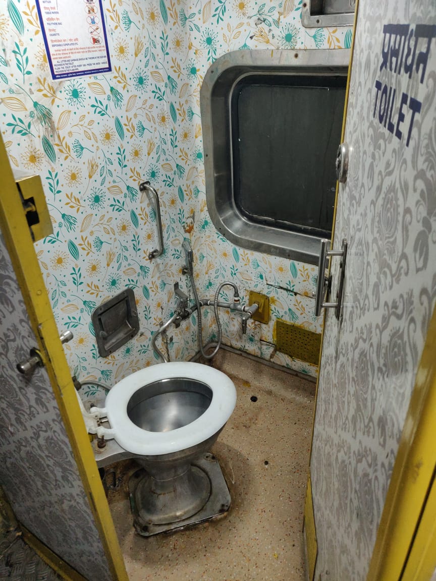 VermaPoonam000's tweet photo. Is this the finest Indian railways has to offer? Paid 3k for this? Disappointed!
Ranikhet Express 15013
1AC washroom(water logged and too dirty to even look at it)
Coach H1
#IndianRailways 
@RailMinIndia @CPRONCR @RailwayNorthern https://t.co/vcBuQzYJl4