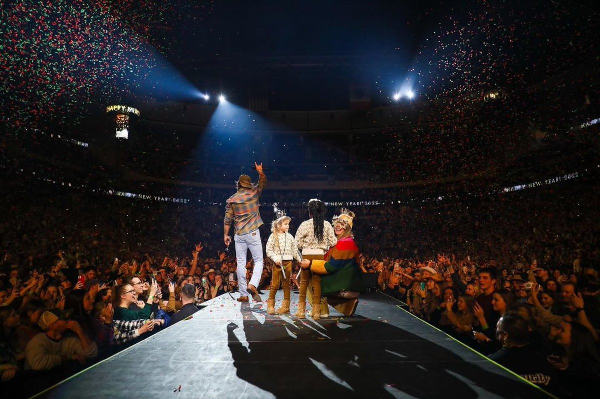 ThomasRhett's tweet photo. Minnesota y’all always know how to make us feel welcome 🙌 thanks so much for showing up and letting us ring in the new year with y’all!! Now off to perform at the @NHL #WinterClassic - tune-in at 7pm ET!

📸 Aaron R Davis https://t.co/XRK2lZKw3W