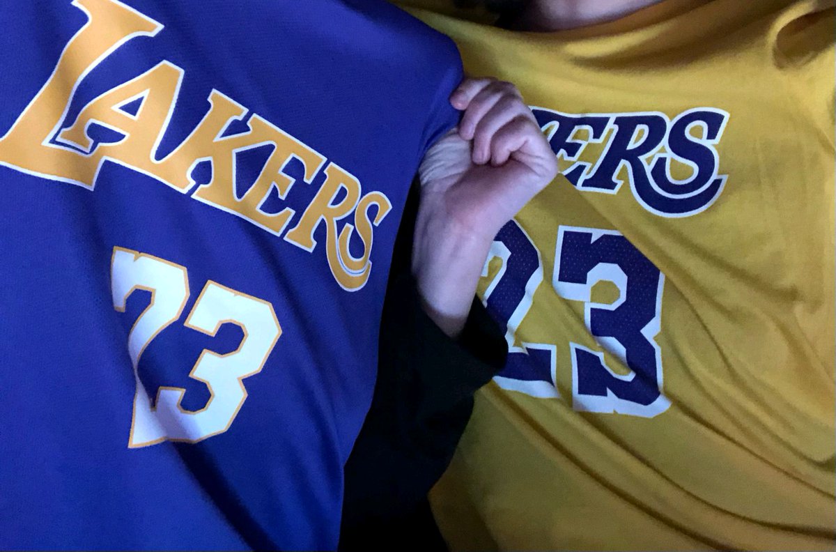 AVA_UX's tweet photo. [J-6 avant le CES de Las Vegas] Le rêve américain continue. 🇺🇸 Et quoi de mieux qu'un match de basket pour se mettre dans l'ambiance ? Let's go #Lakers !  🏀 https://t.co/eXiihlRn4O