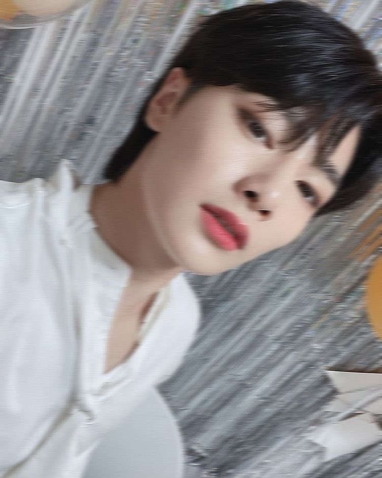 taemmith's tweet image. blurred selcas hit different