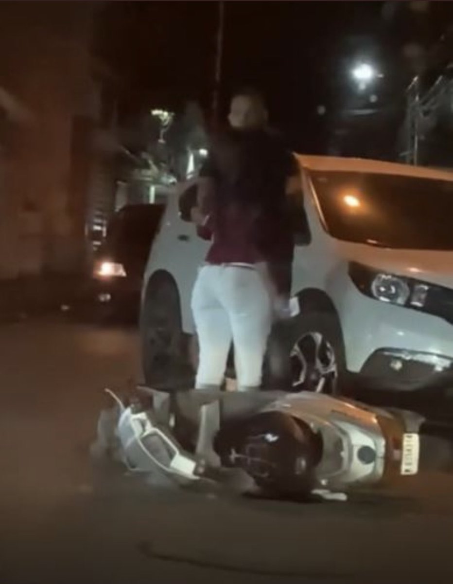 gabrielmercedez's tweet photo. ATENCIÓN!!
Ya el Dir Gral @PoliciaRD M/G Eduardo Alberto Then, dio instrucciones de buscar al hombre del video viral que agredio la mujer luego de un incidentes con su vehículo. Su nombre es Alen Alexi Villalona (comerciantes) de Bani #TransformacionPolicialRD #ToleranciaCero https://t.co/jSphd3h9CR
