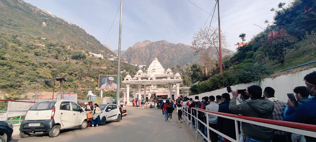 Poonampanoriya's tweet photo. इस नए साल की शुरुआत मां वैष्णो देवी के दर्शन से हुई,लेकिन इसी रात करीब 12 बजे मां के भवन में मची भगदड़ से कई लोगों की मौत हो गयी, जो बेहद ही दुर्भाग्यपूर्ण हैं,भगवान उनकी आत्मा को शांति दे। 🙏
#वैष्णोदेवी #StampedeInVaishnodevi
#Vaishnodevi #VaishnoDeviStampede
@manojsinha_ https://t.co/10k9Ybqgfn
