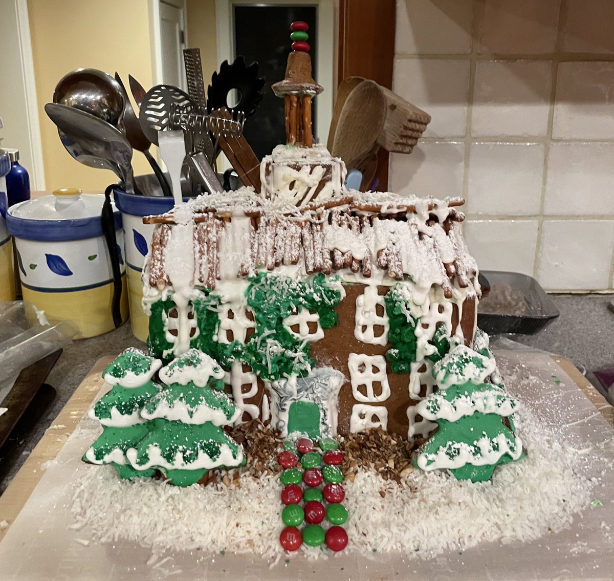 sofeljones's tweet image. It’s nowhere near @pocryphal ‘s gingerbread masterpiece, but I present to you West Hall @WilliamsCollege in all its snowy glory❄️🎄