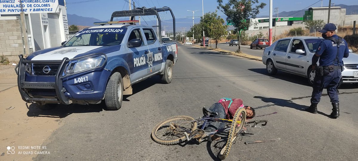 CuartaPlana's tweet photo. #Enterate #Oaxaca #Noticias. Reportan que ciclista sufrió un accidente sobre la carretera a #Cuilapan, a la entrada de esta comunidad de los Valles Centrales. https://t.co/g206mPOs3h