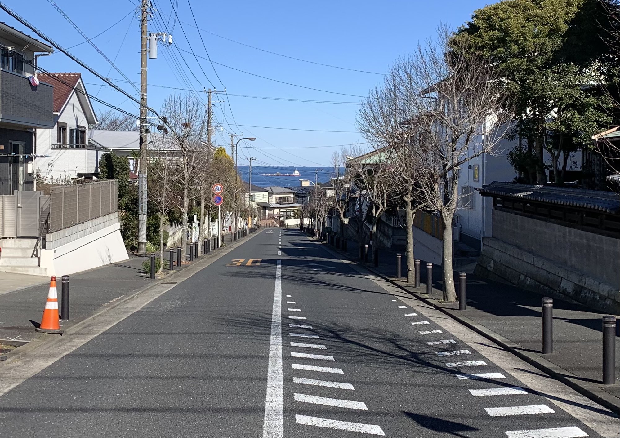 地盤災害ドクター 横山芳春 急な坂道駆け登ったら 今も海が見える町 眺めが良い高台の住宅街は 丘陵の切り盛り造成にあり斜面も多いです 大規模盛土造成地 土砂災害警戒区域のほか 大規模ではなくとも盛土 擁壁にも注意が必要です 一方 低い土地