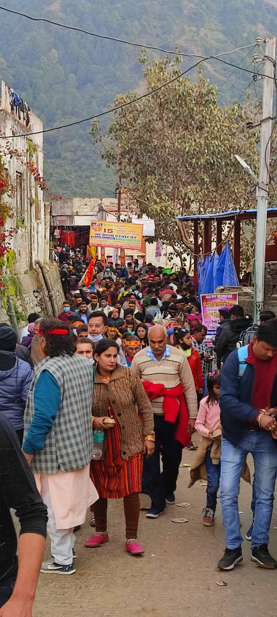Poonampanoriya's tweet photo. इस नए साल की शुरुआत मां वैष्णो देवी के दर्शन से हुई,लेकिन इसी रात करीब 12 बजे मां के भवन में मची भगदड़ से कई लोगों की मौत हो गयी, जो बेहद ही दुर्भाग्यपूर्ण हैं,भगवान उनकी आत्मा को शांति दे। 🙏
#वैष्णोदेवी #StampedeInVaishnodevi
#Vaishnodevi #VaishnoDeviStampede
@manojsinha_ https://t.co/10k9Ybqgfn