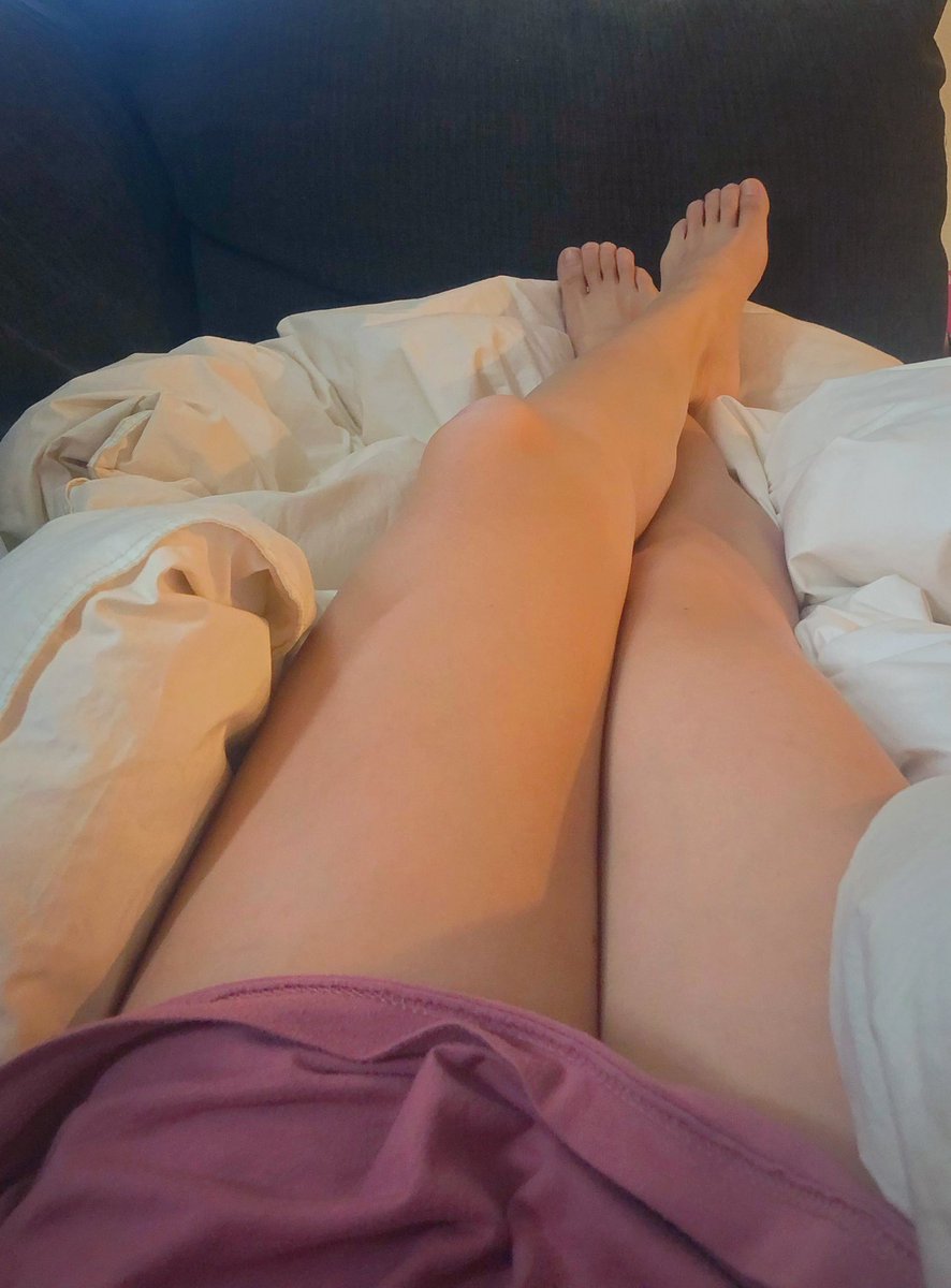 Who wants feet or leg content 🙋🏻‍♀️ This is gonna be my view while I recover ❤️‍🩹 dm me!