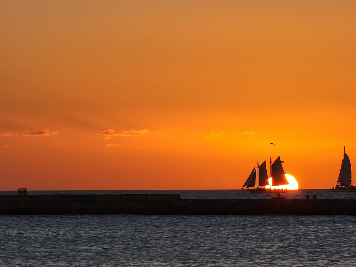 therealBeede's tweet photo. First sunset of 2022 🌅⛵ https://t.co/f0wLXofelK