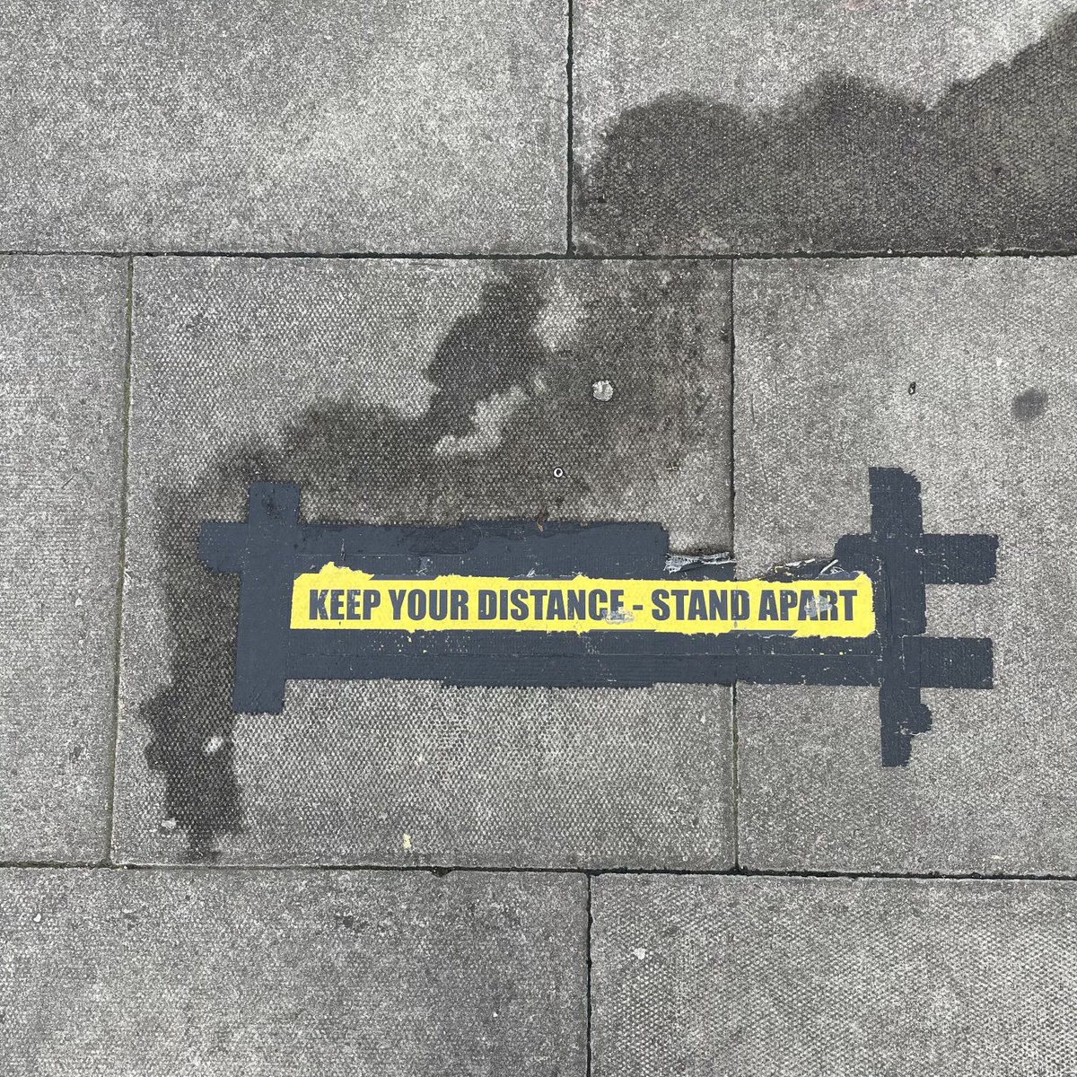 joannaofottawa's tweet photo. Broadway Market, east London, this afternoon. Here’s to the spaces between us getting smaller, not larger in 2022. #KeepYourDistance #StandApart #BroadwayMarket #Hackney #EastLondon https://t.co/qUtkwqIHOS