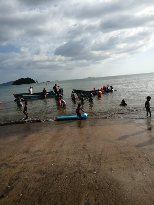 Socorren a 16 pasajeros de una embarcación liviana que se volteó a 15 metros de la orilla en playa Veracruz. <a href="/Sinaproc_Panama/">SINAPROC PANAMA</a> #TReporta