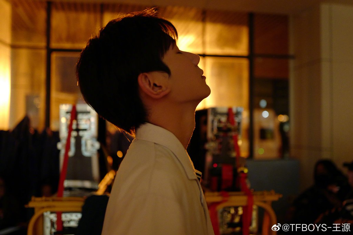 roystation_WLR's tweet photo. 01.01.22 || #VươngNguyên update 

Lại 1 năm nữa đi qua, 2022 tắm mình trong ánh nắng, nuốt chửng mặt trời và nhìn thấy thấy hy vọng.
__________________
Chúc Nguyên ca năm mới vui vẻ, 2022 ấm áp rực rỡ💚

#VươngNguyên #RoyWang #wangyuan #王源 #王源2022时和岁暖 https://t.co/aI93gaMeZm