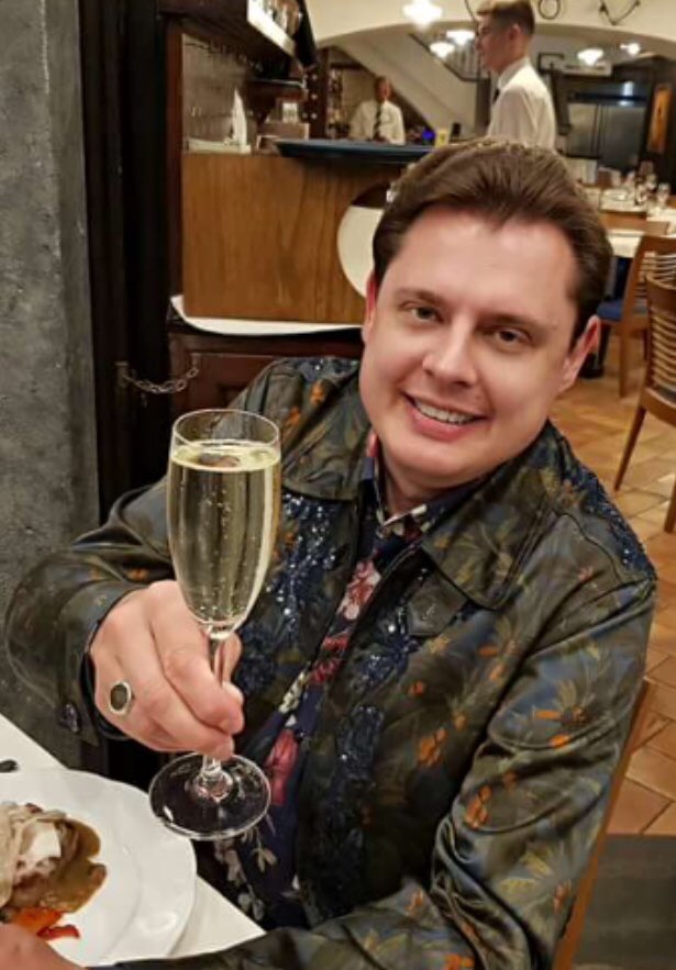 И уносят меня, и уносят меня
В звенящую снежную даль
Три белых коня, три белых коня
Дешевка, Шавка и Шваль!