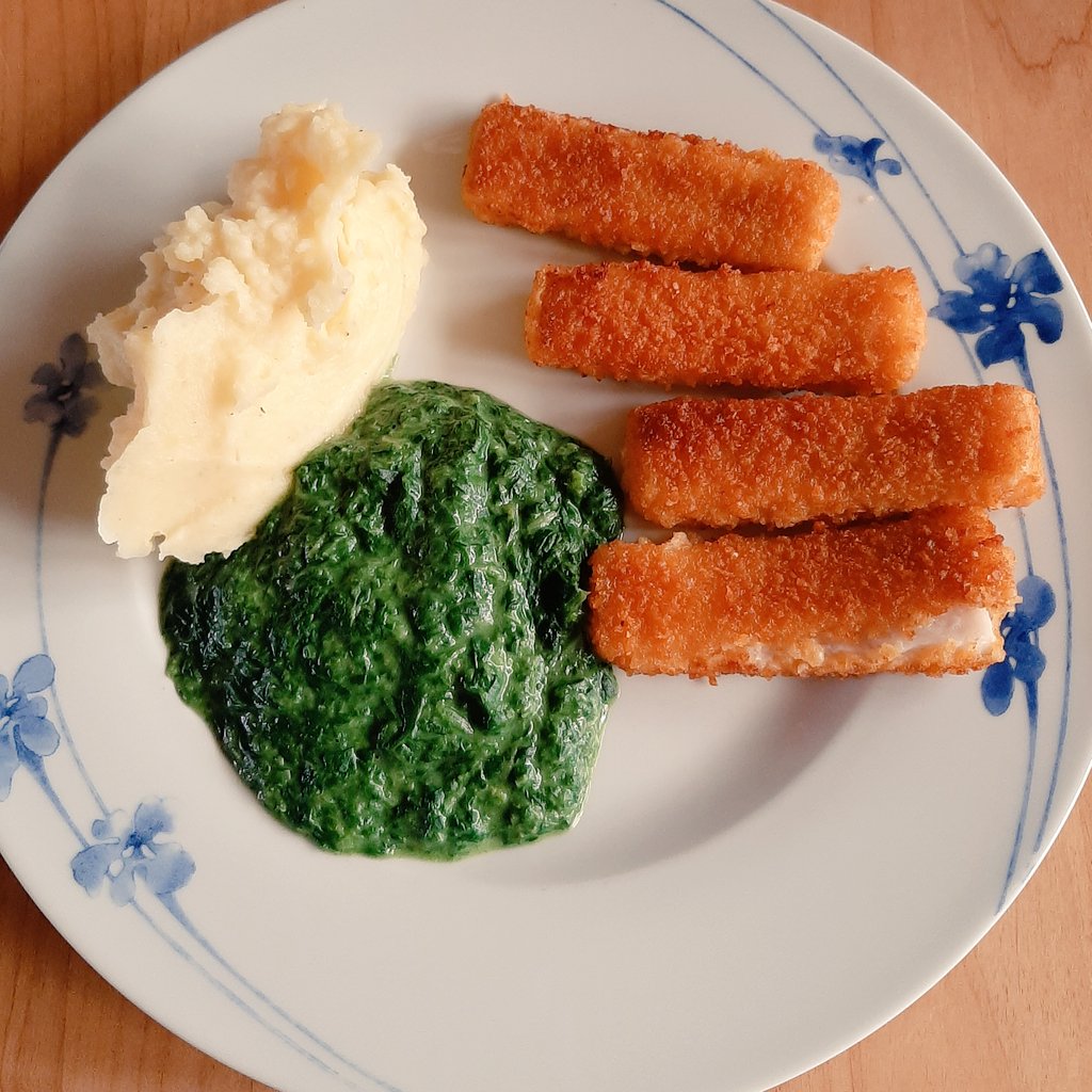 clouds_walking's tweet photo. Das neue Jahr startet mit Mamas Lieblingsessen: #Fischstäbchen. Dazu Kartoffelstampf und Rahmspinat. Die kleinen Freuden des Lebens. Manchmal kann es so einfach sein.
#pflegendeangehörige #cookingformom👵🍽 #lebenmitdemenz #foodstagram #einfachaberlecker #mitliebegekocht #lecker https://t.co/yJPb3HTw9E