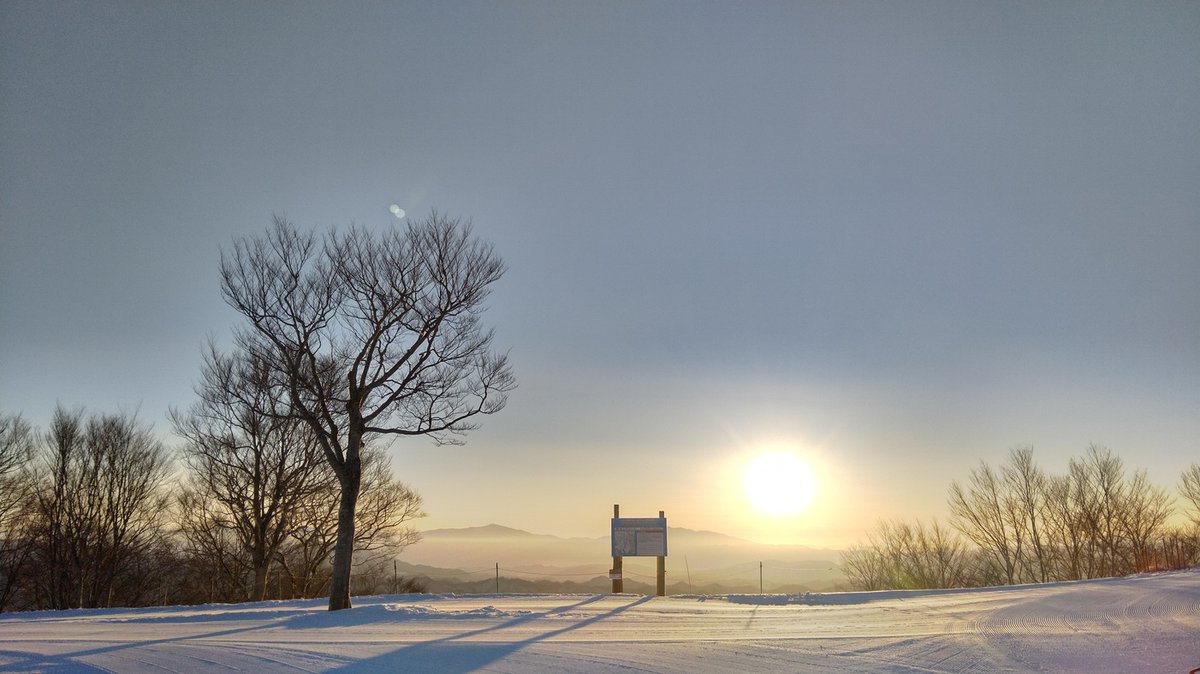 Hakuba_47's tweet photo. リフトスタッフ朝一リポート！
明けました！！　初日の出！！
昨日は拝めなかった初日の出！
1450からのこの初日の出を拝めるのはスタッフの特権～～☀️☀️😍🇯🇵！！！
朝一LineC乗車、1450まで行けば間に合うかも～！！
拝みに行きましょう－！！
#hakuba47 #hakuba #白馬47 #白馬 #初日の出 #LineC https://t.co/k4nAqBKGJw