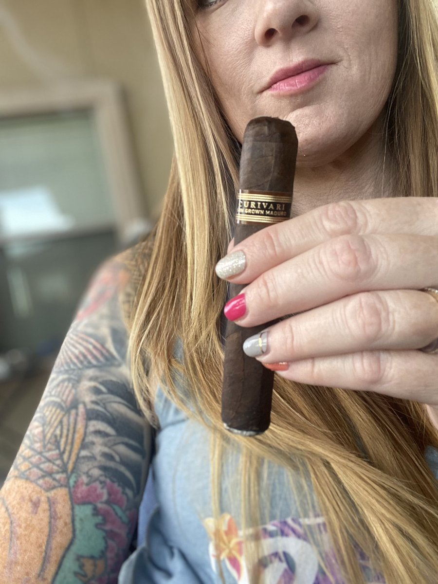 java473's tweet photo. A beautiful warm New Years Day to enjoy a #curivari #cigartime is my favorite. https://t.co/0RaYQOil0Y