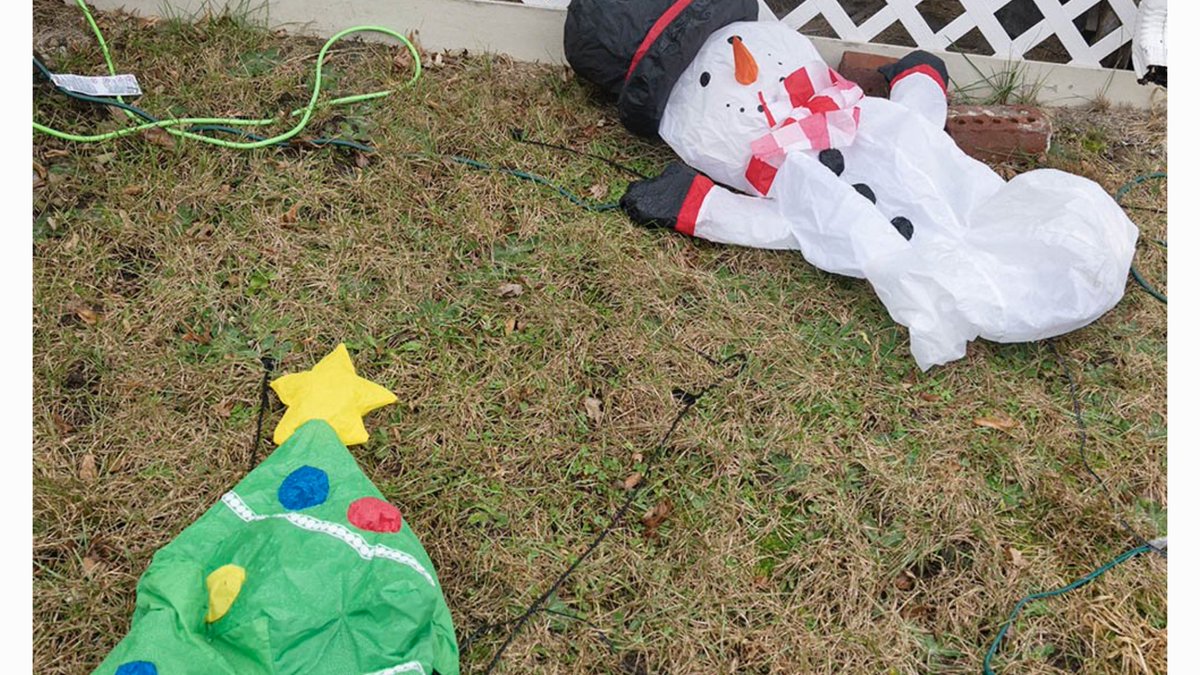 Scene of the crime…

The holiday season is over and done, and all the Santas and elves and reindeer and pandas slowly deflate in front yards.

It’s a Santapocalypse.
garyduehr.com/things#/santap…