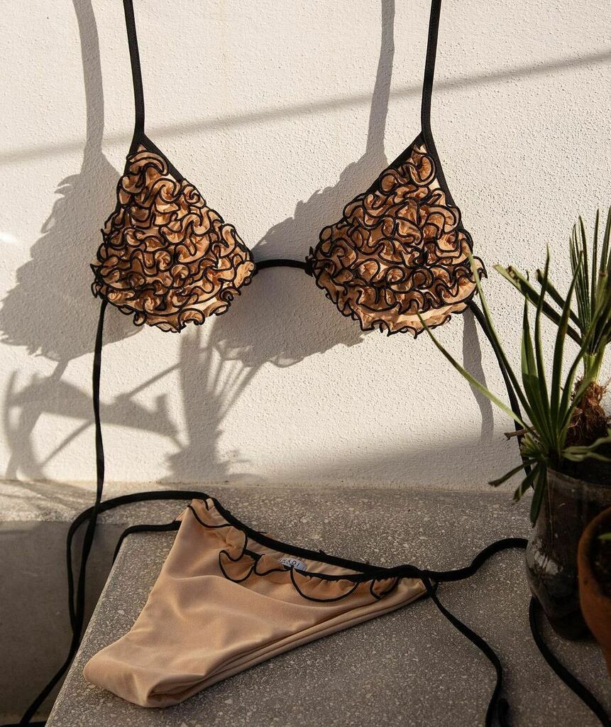 SwimwearWorld's tweet photo. New Year, New Arrivals , New Bikini Dreams π€
.
.
#elegance #beautyinsimplicity #ruffles #beigeandblack #classics #poolside #luxurylifestyle #luxestyle https://t.co/YrrmSfw98h