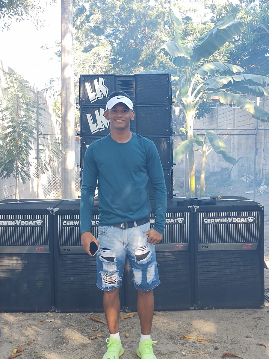 Elnegro16120866's tweet photo. Pegado al piko ⚫
#Soleda #Barranquilla https://t.co/HoCIqnXQBm