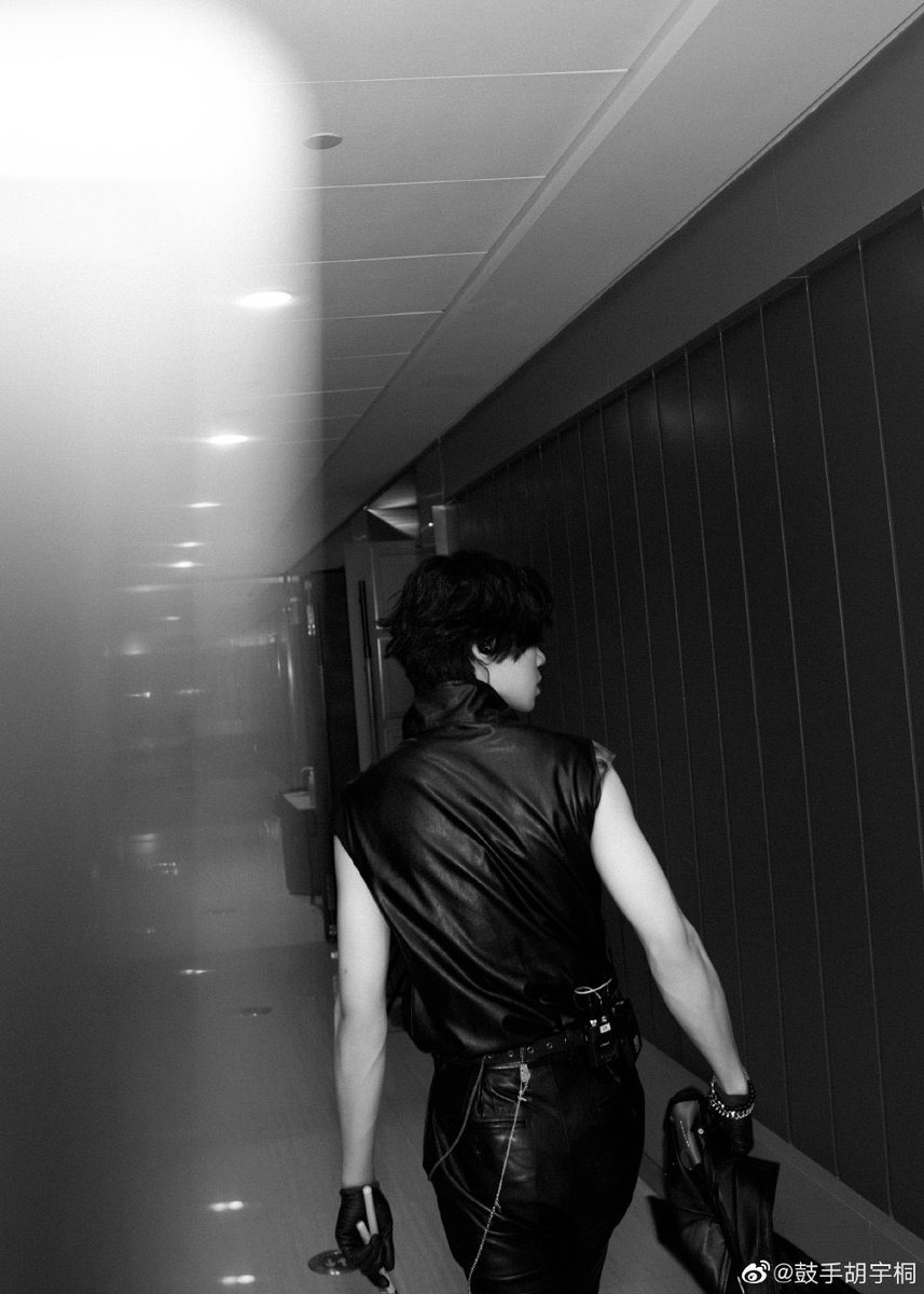 BandLeague's tweet photo. #胡宇桐 #闪光的乐队 站立打唱精彩纷呈
#Huyutong a standing drummer &amp; singer at #flashband https://t.co/4yoonRN4zu