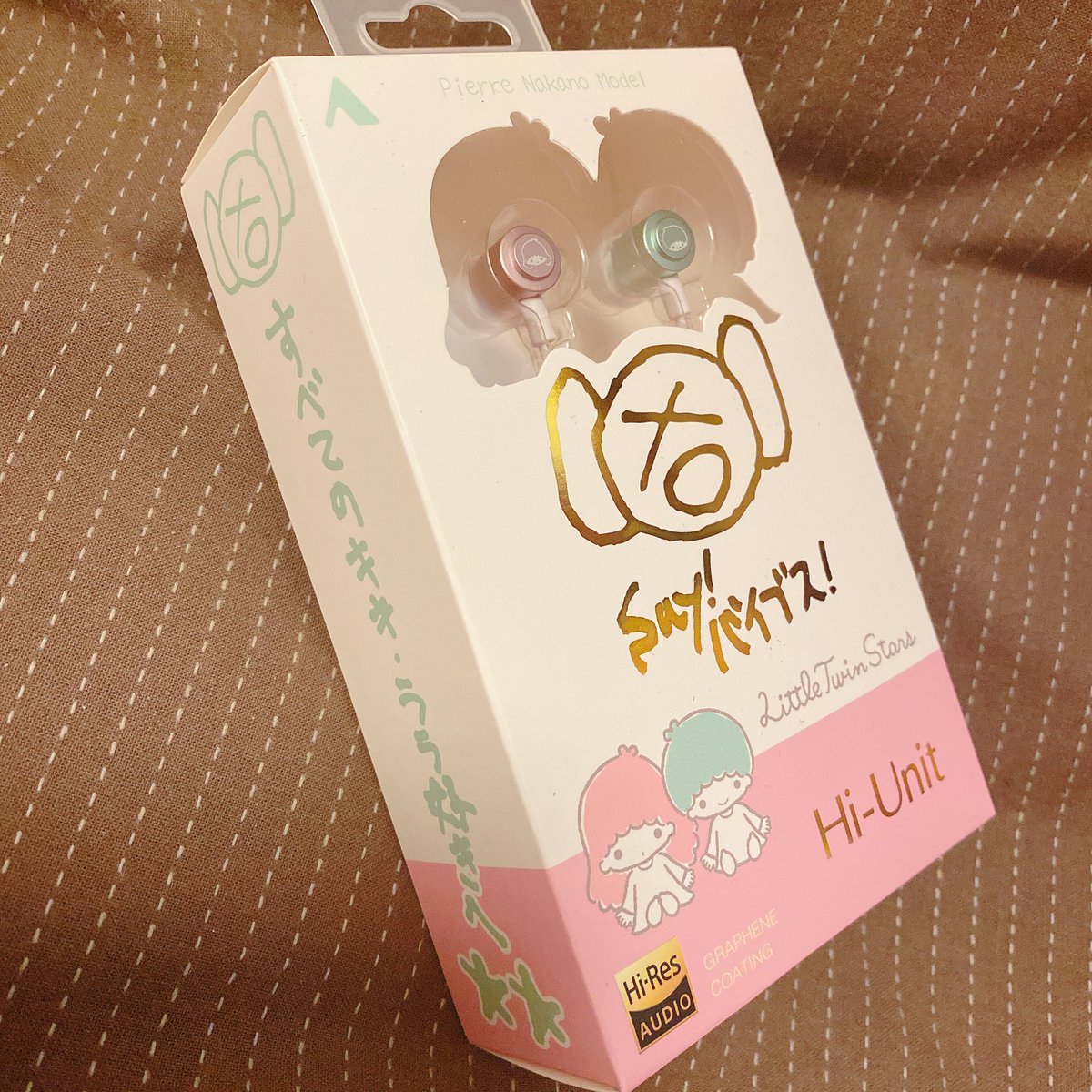 Kanoa628's tweet photo. びっくりした‼️
突然 宅急便がきて、お年玉が届いたの‼️
キキララピヤホン✨✨かわゆ過ぎます💕嬉しい💕連れさんありがとう💕
#ピヤホン  #ピエール中野  #凛として時雨  #HiUnit   #サンリオ  #キキララ https://t.co/hmSlFcFRYH