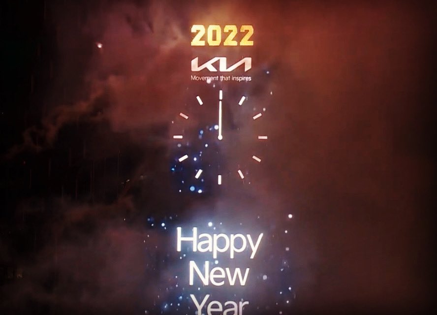 particlex's tweet photo. Watching the replay of the last seconds as the ball dropped on #newyear ‘s eve. I was in bed by 9pm. I don’t wait for midnight. Midnight waits for me 👍🏻 #getoffmylawn #manyellsatcloud #newyearseve ☁️ https://t.co/eZcOHRARTY