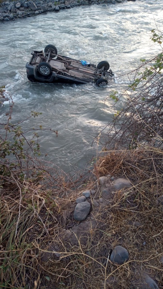 luis_romeral's tweet photo. #Romeral Caída de vehículo menor a río Teno moviliza a personal de Bomberos #Romeral y #Teno accidente ocurre por la ruta J25 pasado los queñes camino a la montaña, 2 personas lesionadas y un menor de edad. Siendo atendidos por ABC. #Curico https://t.co/FCnQjdh9TU