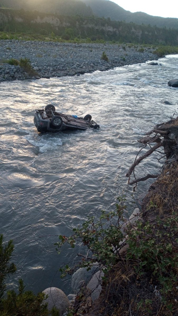 luis_romeral's tweet photo. #Romeral Caída de vehículo menor a río Teno moviliza a personal de Bomberos #Romeral y #Teno accidente ocurre por la ruta J25 pasado los queñes camino a la montaña, 2 personas lesionadas y un menor de edad. Siendo atendidos por ABC. #Curico https://t.co/FCnQjdh9TU