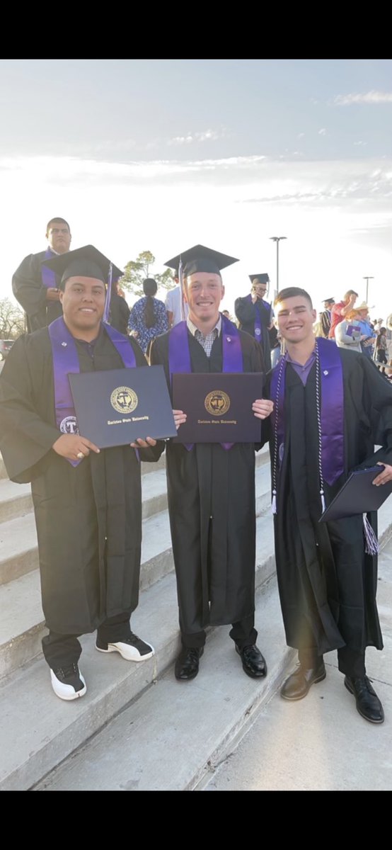 Lil_Jimmer's tweet photo. Wasn’t promoting graduation too much cuz I still gotta go be GREAT. Never been to good in the clutch so 2022, don’t bring any big moments my way! all jokes I’m ready to see what we getting into next. Thank you family, friends, and Tarleton State. https://t.co/aKqdcaMBXo