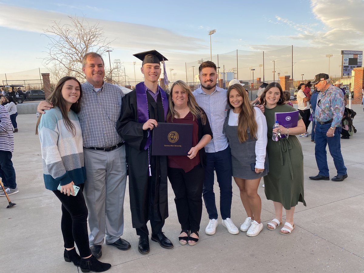 Lil_Jimmer's tweet photo. Wasn’t promoting graduation too much cuz I still gotta go be GREAT. Never been to good in the clutch so 2022, don’t bring any big moments my way! all jokes I’m ready to see what we getting into next. Thank you family, friends, and Tarleton State. https://t.co/aKqdcaMBXo
