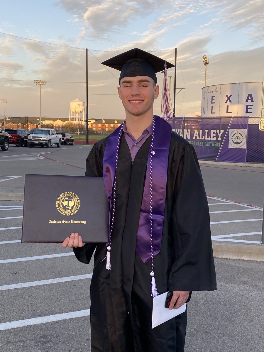 Lil_Jimmer's tweet photo. Wasn’t promoting graduation too much cuz I still gotta go be GREAT. Never been to good in the clutch so 2022, don’t bring any big moments my way! all jokes I’m ready to see what we getting into next. Thank you family, friends, and Tarleton State. https://t.co/aKqdcaMBXo