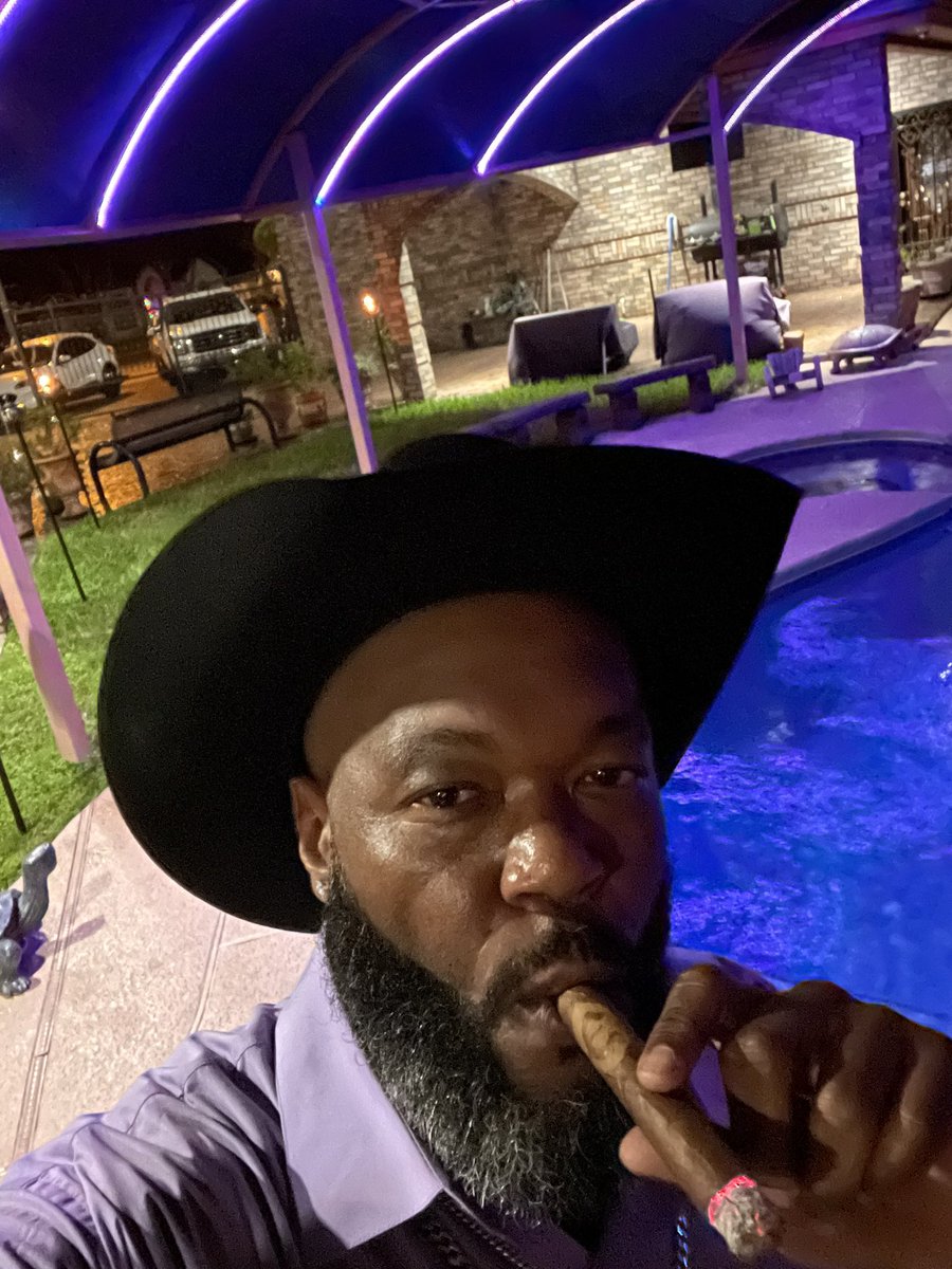 CigarbossR's tweet photo. 2021 ending, starting 2022 in a @epiccigars kinda way #epiclifestyle #botl #NewYear2022 https://t.co/vNFaqJQ87C
