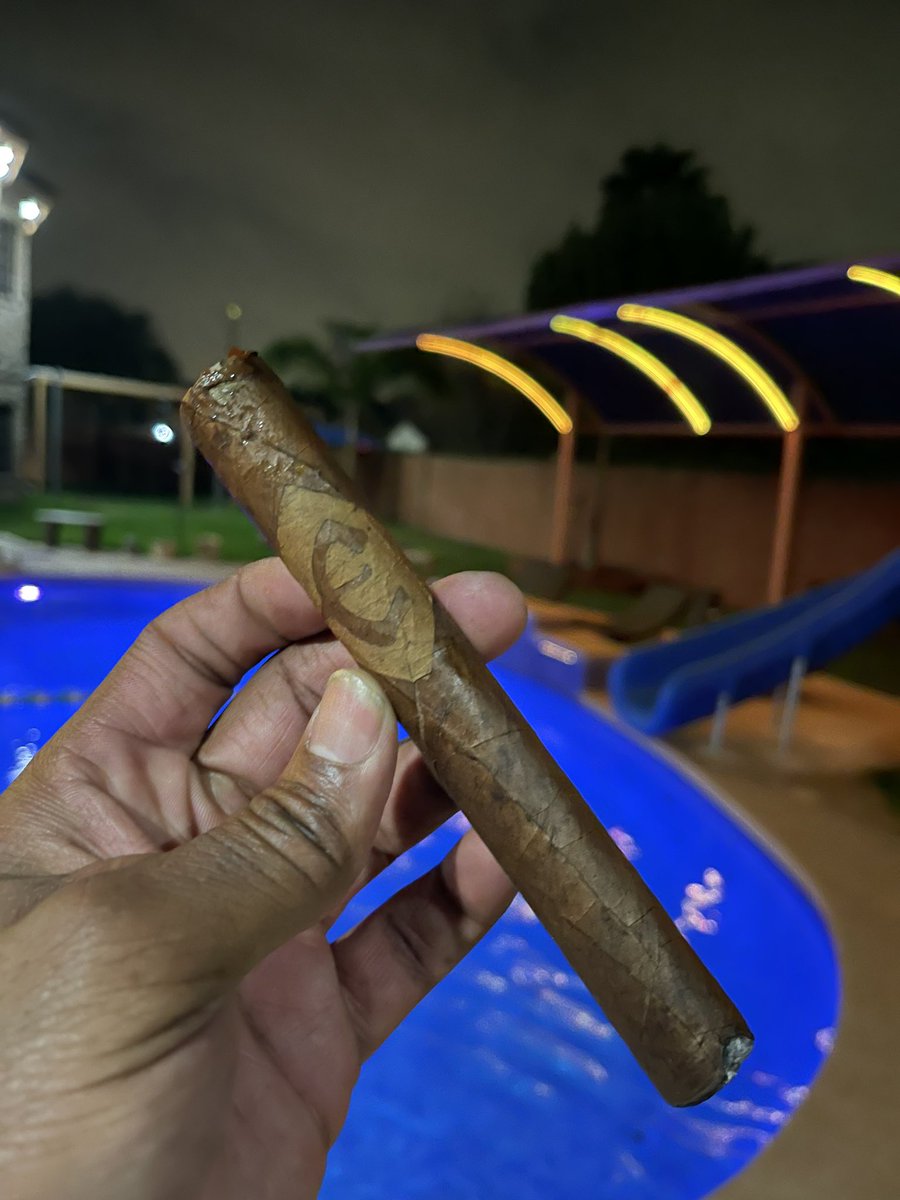 CigarbossR's tweet photo. 2021 ending, starting 2022 in a @epiccigars kinda way #epiclifestyle #botl #NewYear2022 https://t.co/vNFaqJQ87C