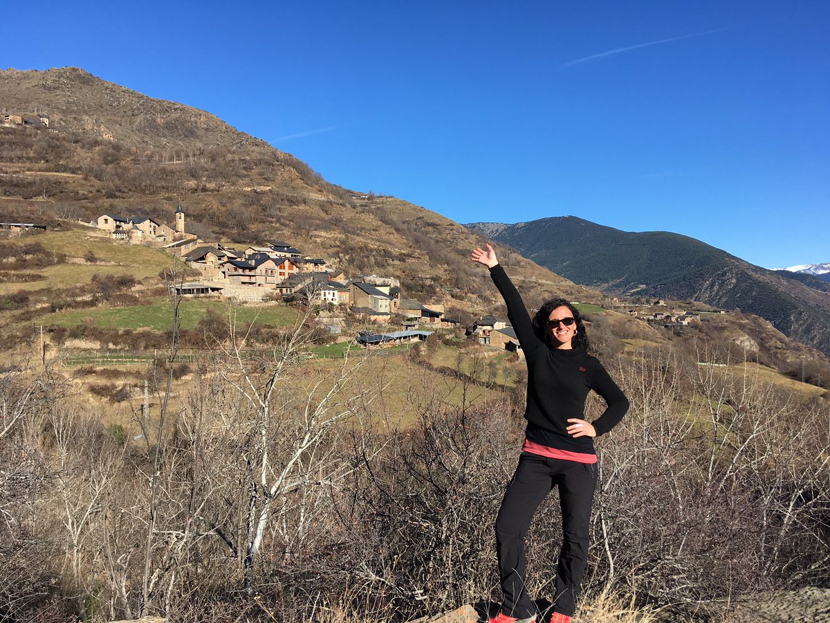 montselamata's tweet photo. - Molt bonic, però no per anar-hi a viure…. - (Jo) Aguanta’m la copa de vi!!! 😎🏔 Feliç 2022 a tothom des de la meva nova llar! ❤️ #Valld’Assua #pallarssobirà #viureamuntanya https://t.co/0yse429GQm