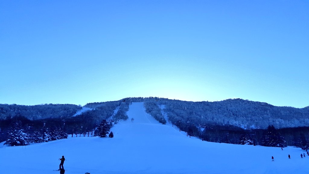 おはようございます！
一の瀬ファミリースキー場です！
●天気：晴れ　
●気温：-14℃
●積雪：130cm
とても寒い朝となりました！