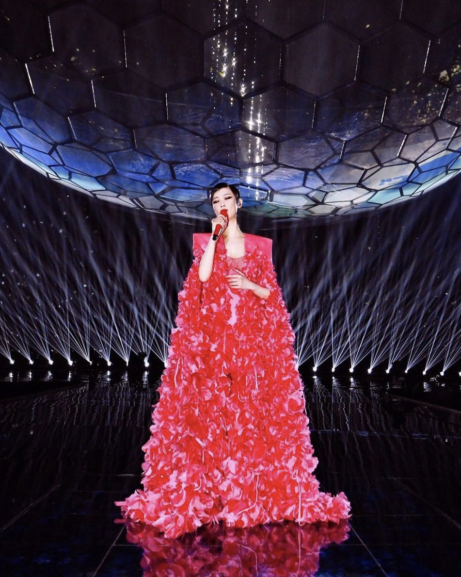 Versace's tweet photo. #ChrisLee welcomed the new year in #AtelierVersace.

#VersaceCelebrities https://t.co/hWziNulogp
