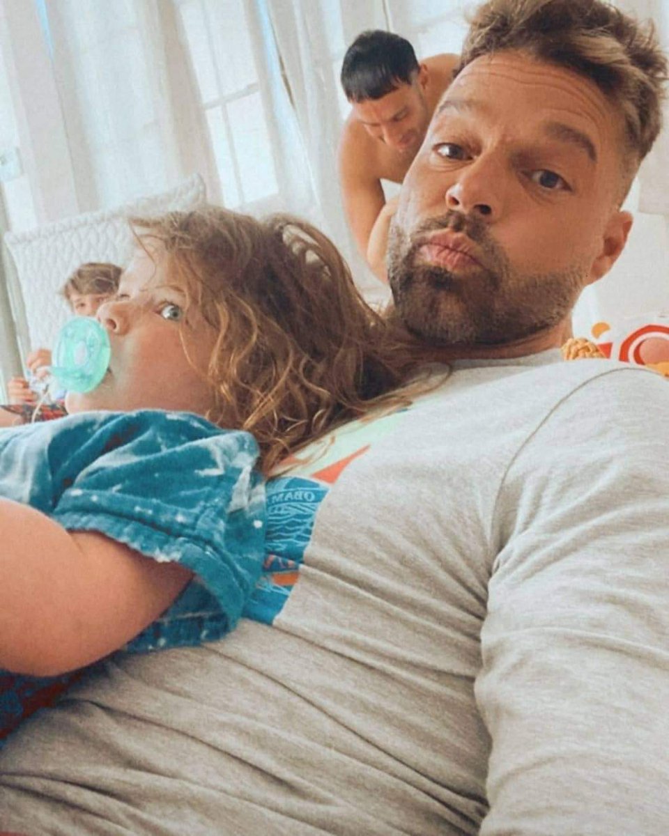 RMEliteRusia's tweet photo. @ricky_martin and the queen of his heart #Lulu 👸
#rickymartin #babyLucia #socute #daddy #GirlBoss #singer #PuertoRico 💕 https://t.co/jDIj7lxUWM