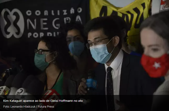 profpaulamarisa's tweet photo. Eu ainda me surpreendo com a cara de pau dos garotinhos do bumbum livre! Eles acham que temos Alzheimeir? Quem estava discutindo o perdão ao PT? Quem estava de mãos dadas com a Gleisi Hoffmann? Quem fez manifestação com os partidos de esquerda? https://t.co/cGOw9FFGq1