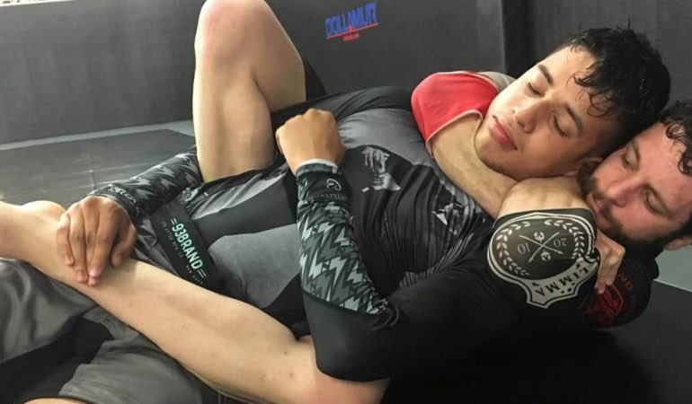 AokiBeanSensei's tweet photo. Part 1 of this rear naked choke study:

Falling to your underhook side, it’s best to trap an arm with your top leg to create a situation where it’s your 2 hands against his 1. Make sure your bottom leg is across their centerline so they can’t push down that hook and escape. ⛩ https://t.co/Q581dBofxc
