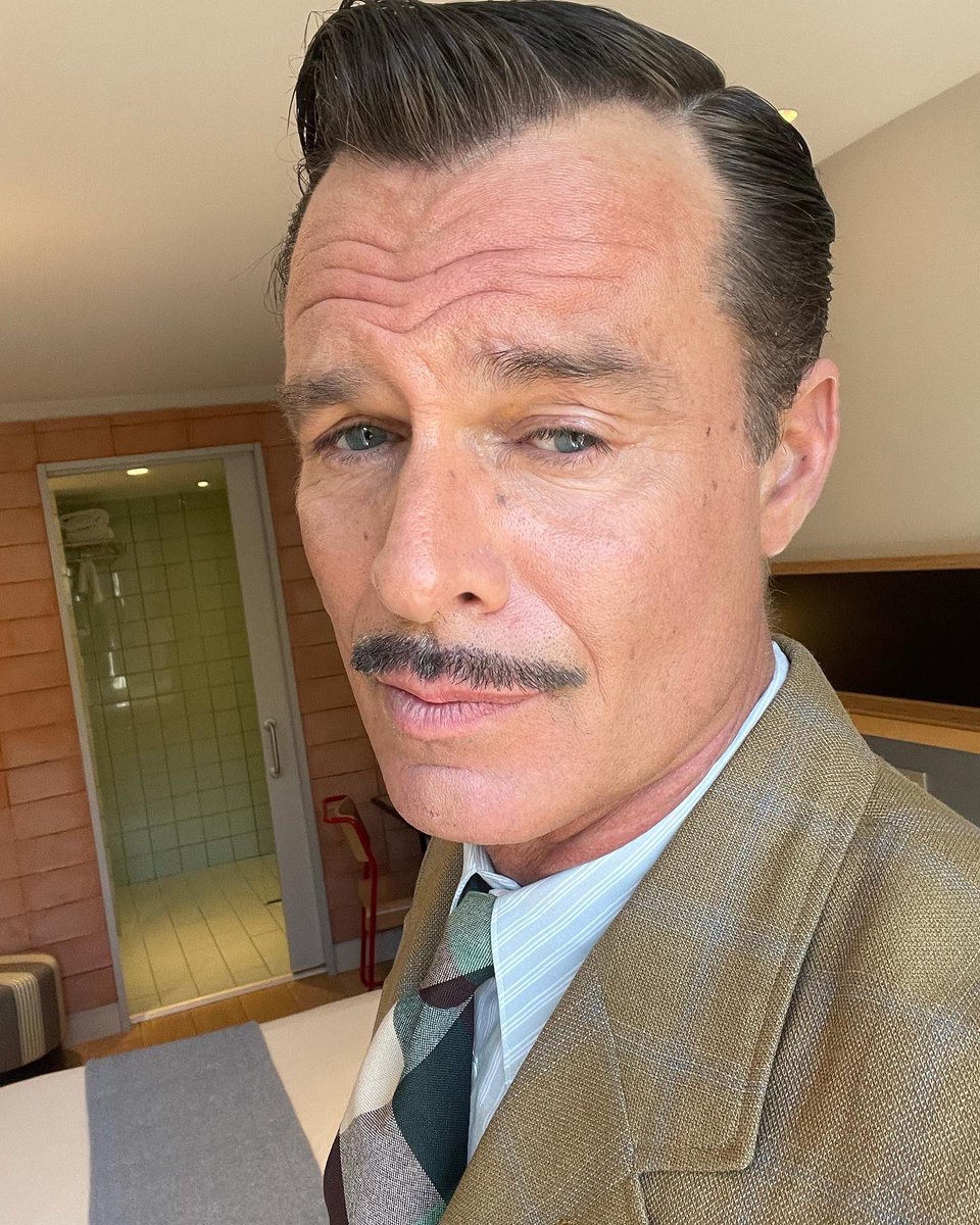 MuldoonPatrick's tweet image. Happy New Year 2022!!!  - have a #splendid New years Day - keep it 2gether - stay dashing will you darling? #Marlowe #comingsoon #liamneeson #dianelange #dianekruger #neiljordan #producer #actor #2022NewYear