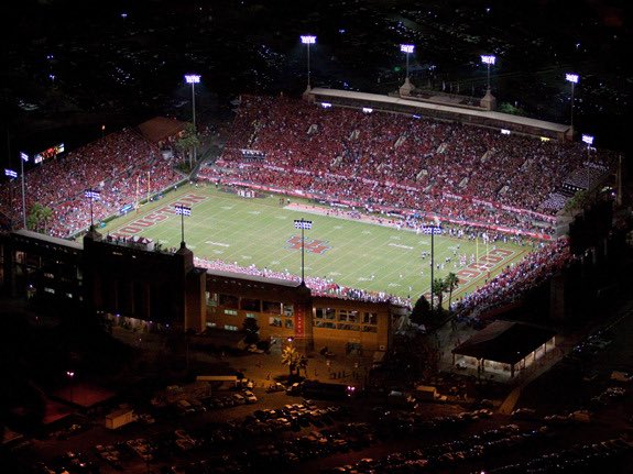 JoeAlcoser's tweet photo. HAPPY NEW YEAR…🎇🎆🎇🎆
to all the the past, current, and future @UHCougarFB Coogs!
We are just getting started!
#TheDome #TheRob #TheCage
#HometownHeroes #HoustonMade
#WhoseHouse #UHistory #UHome https://t.co/8qRrZ9IxNI