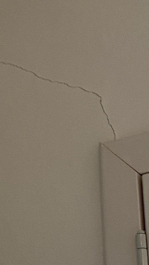 ann_watt3's tweet image. Every room at the back of the house now has vertical cracks expanding from doors and windows matching those outside - outer leaf is NOT a solution @DarraghOBrienTD @McConalogue 

#micascaleout #MicaRedress
@PaddyDiver4