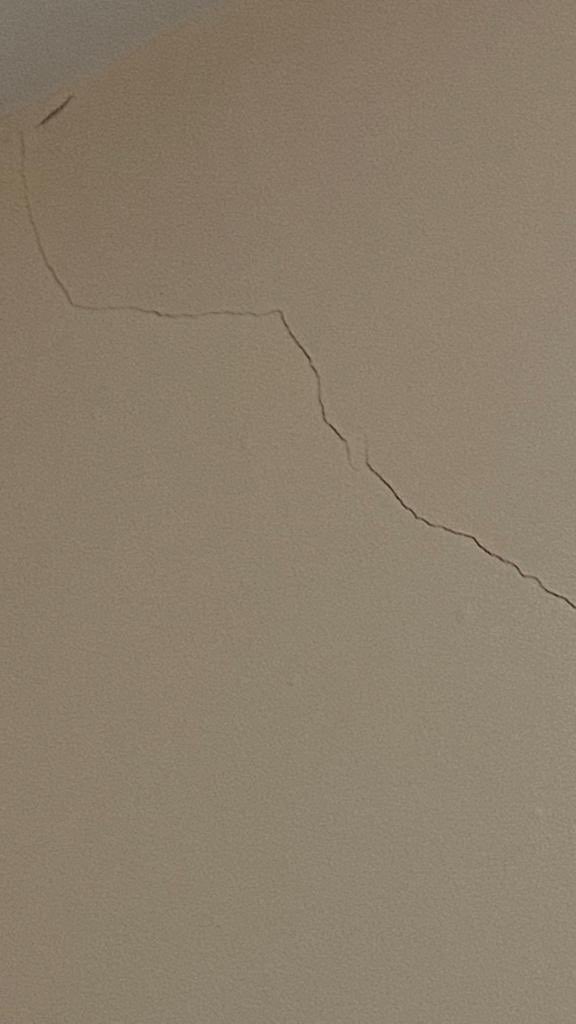 ann_watt3's tweet image. Every room at the back of the house now has vertical cracks expanding from doors and windows matching those outside - outer leaf is NOT a solution @DarraghOBrienTD @McConalogue 

#micascaleout #MicaRedress
@PaddyDiver4