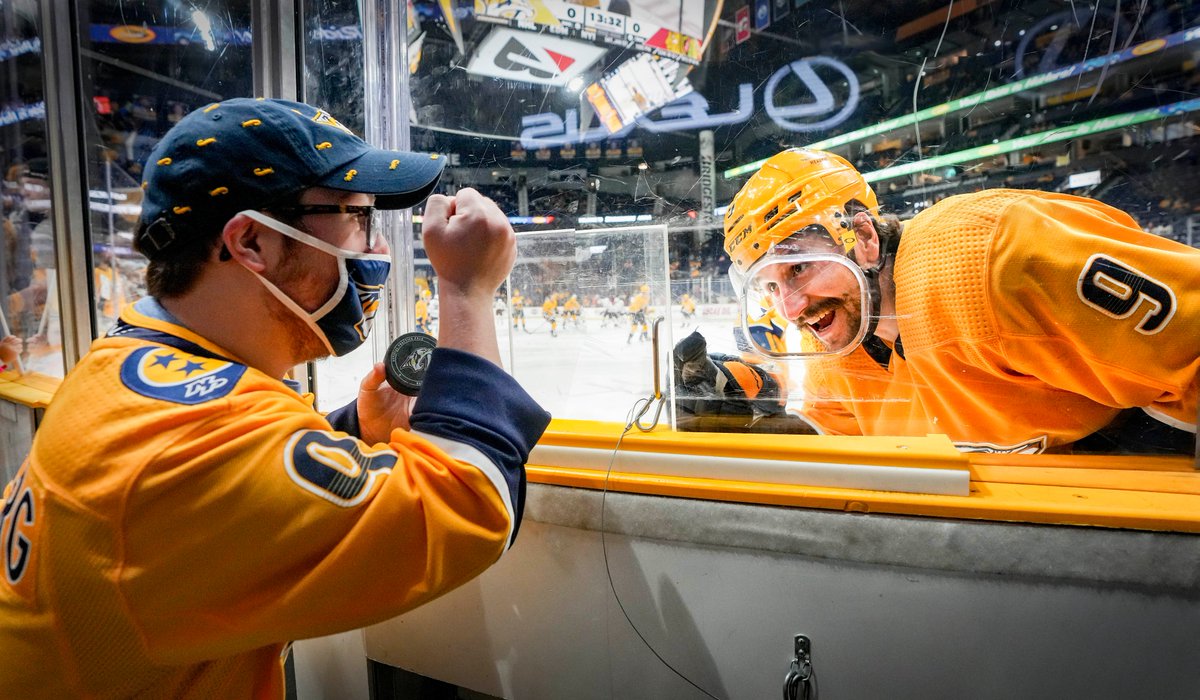 JOHNRU55ELL's tweet photo. A puck and a hey how ya doin! #scoresberg https://t.co/8TPrvhye93