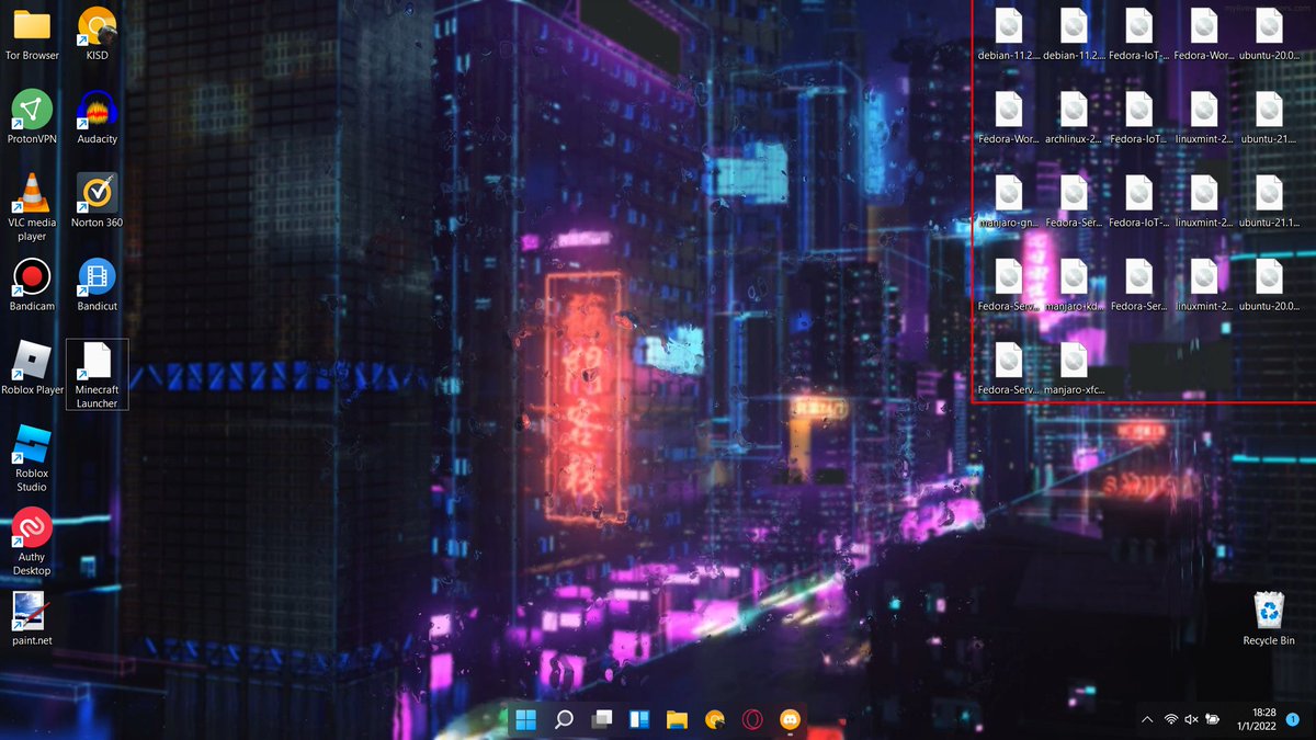 alexsquibbs's tweet image. happy new year. heres your linux desktop pic for this year. we got 22 distributions all sitting on my desktop. #theyearoflinuxdesktop