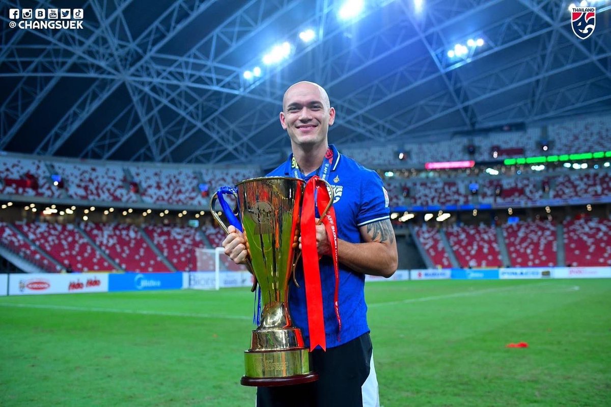 #ChangsuekLive ภาพบรรยากาศการฉลองแชมป์ ฟุตบอล เอเอฟเอฟ ซูซูกิ คัพ 2020 ของ ทัพช้างศึก กับแชมป์สมัยที่ 6 ซึ่งทุกคนล้วนมีส่วนกับความสำเร็จในภารกิจ “ทวงคืนจ้าวอาเซียน”

#ช้างศึก #ทีมชาติไทย #บอลไทย #ฟุตบอลไทย #FAThailand #AFFChampionship #ซูซูกิคัพ #AFFSuzukiCup2020 #ผลบอล