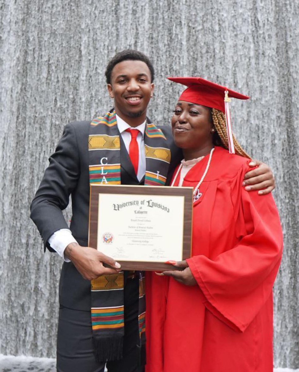 lookronn's tweet photo. If your taught you can’t do anything, you won’t do anything. I was taught I could do everything and my story shows. Round of applause for my parents  thank you. Walking into 2022 to conquer more goals and overcome more stepping stones. ❤️✅💪#ulgrad #rarebreed.  #blackexcellence https://t.co/ezp4eyyOuc