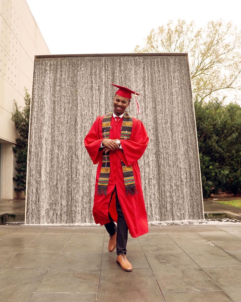 lookronn's tweet photo. If your taught you can’t do anything, you won’t do anything. I was taught I could do everything and my story shows. Round of applause for my parents  thank you. Walking into 2022 to conquer more goals and overcome more stepping stones. ❤️✅💪#ulgrad #rarebreed.  #blackexcellence https://t.co/ezp4eyyOuc