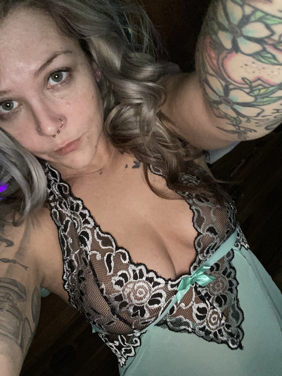 Dyllannn13's tweet photo. #messybench #greeneyes #lesbians #tits #follo4folloback #lace #freeballin https://t.co/0mfitv7K5z