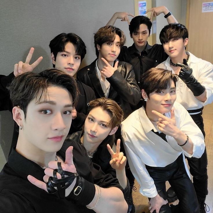 Фф stray kids и т/и. Fsg nightmare stray kids. Stray kids реакции. Фотография филипса streykids. Реакция stray kids на т/и 18.