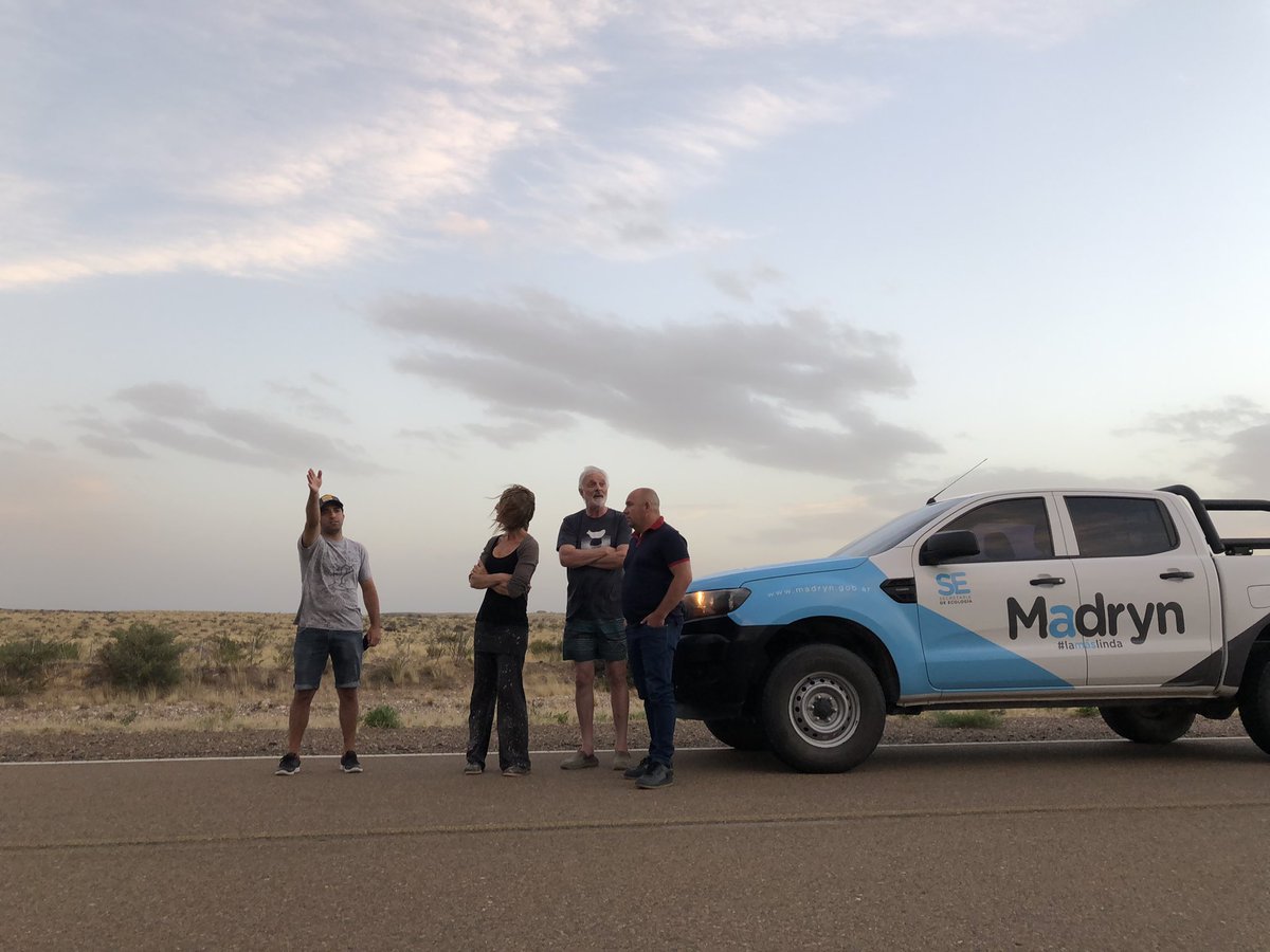 Gus_Sastre's tweet photo. Estamos con todo el Personal de @munimadryn acompañando con Defensa Civil de Provincia a Bomberos, con camiones y maquinarias, para combatir un inmenso frente de incendio que atravesó Ruta 3 y el camino a la Península. Está cortada la circulación entre Madryn y Pirámides #Chubut https://t.co/Vd9h2TR6OU